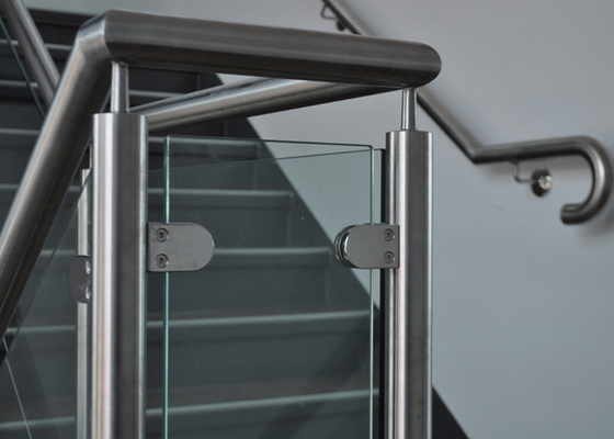 चीन अनुकूलित डिजाइन ग्लास सीढ़ी रेलिंग, सौंदर्यशास्त्र स्टेनलेस स्टील ग्लास रेलिंग आपूर्तिकर्ता