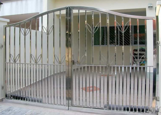 चीन चिकनी सतह स्टेनलेस स्टील सुरक्षा दरवाजे, नेमप्लेट लोगो के साथ आधुनिक स्टील फ्रंट दरवाजे आपूर्तिकर्ता