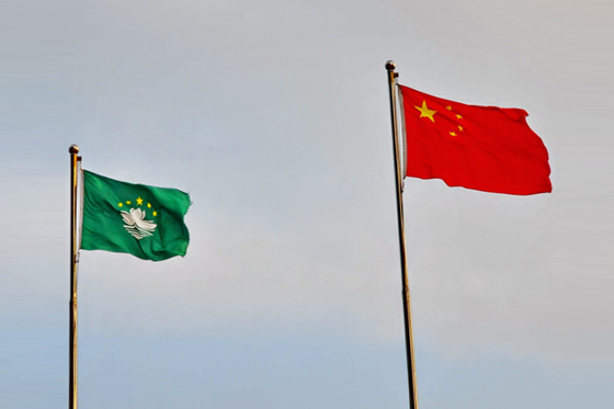 चीन उच्च शक्ति स्टेनलेस स्टील फ्लैग पोल / एल्यूमीनियम झंडा पोल सतह बनावट फ्लैट आपूर्तिकर्ता